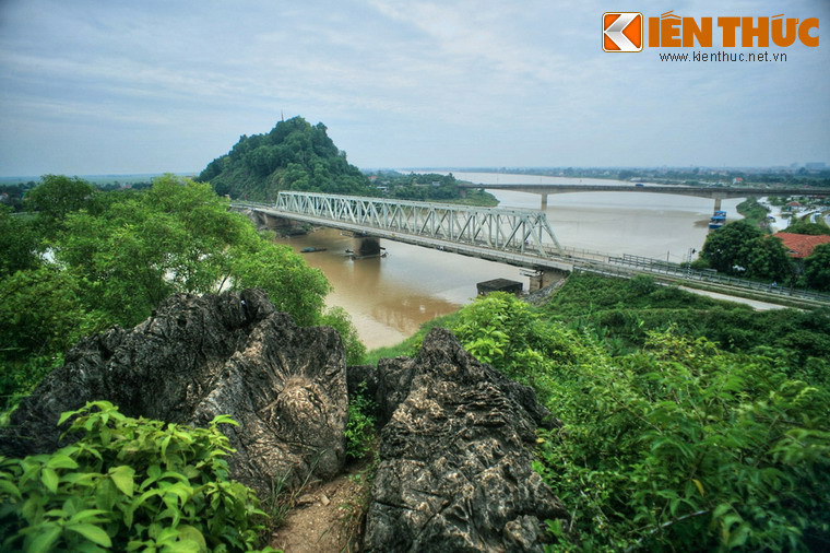 1. Bắc qua sông Mã ở vị trí cách thành phố Thanh Hoá 4 km về phía Bắc, cầu Hàm Rồng là một di tích lịch sử đặc biệt của cuộc kháng chiến chống Mỹ. Cầu được xây dựng năm 1904, bị phá hủy trong chiến sự năm 1946. Năm 1962 cầu Hàm Rồng mới được khởi công xây dựng, khánh thành ngày 19/5/1964.