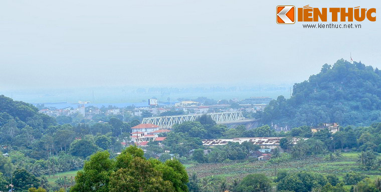 Tại hai đầu cầu có hai hòn núi chắn nên cầu rất khó bị bom đánh trúng. Máy bay Mỹ khi cắt bom xuống cầu phải bay theo một hướng bắt buộc và phải đối mặt với lưới lửa bắn đón của các lực lượng phòng không bảo vệ cầu.