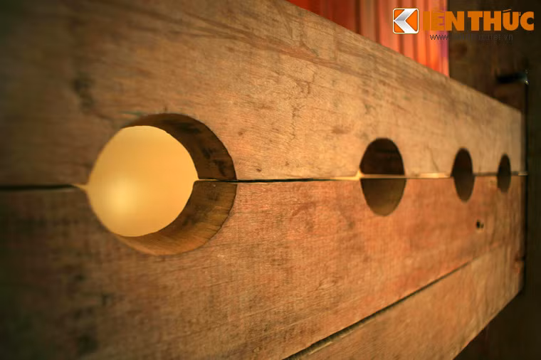 Có thể nói, nhà ngục Kon Tum là một chứng tích lịch sử về tội ác của thực dân và tinh thần yêu nước bất diệt của những nhà cách mạng Việt Nam. Ảnh: Cùm chân được sử dụng trong các khu nhà giam.