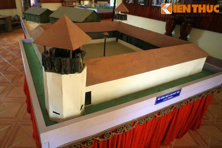 Quần thể di tích lịch sử nhà ngục Kon Tum ngày nay gồm nhà tưởng niệm, cụm tượng đài “Bất khuất”, nhà truyền thống và hai ngôi mộ tập thể của các chiến sĩ cách mạng. Ảnh: Mô hình nhà lao phía trong của khu nhà ngục Kon Tum.