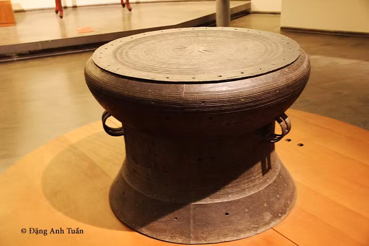 Về tổng thể, trống đồng Sông Đà còn tương đối nguyên vẹn, mặt và thân trống có nhiều vết sẹo, đường kính mặt là 78 cm, chiều cao là 61 cm. Ảnh: Đặng Anh Tuấn.