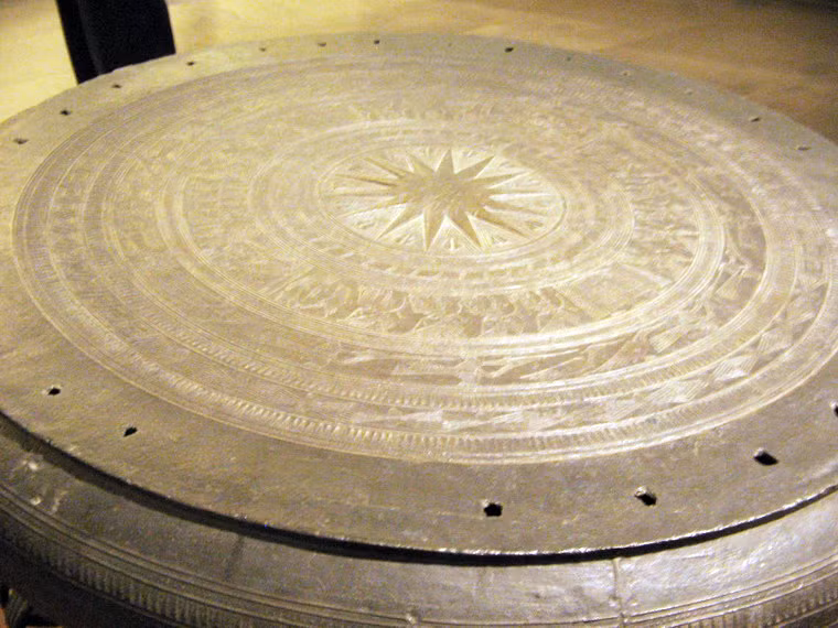 Hoa văn trang trí, hình dáng và kích thước tương tự như trống Ngọc Lũ I và Hoàng Hạ, hai chiếc trống đồng đã được công nhận là bảo vật quốc gia Việt Nam. Ảnh: BS Nguyễn Xuân Quang.