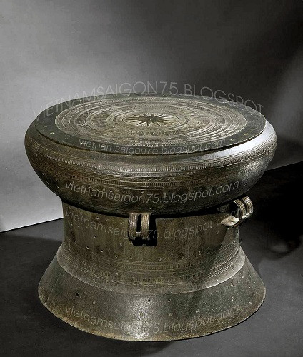 Năm 1889, trống được mang trưng bày tại cuộc đấu xảo quốc tế ở Paris và sau đó không được trở về Việt Nam nữa.