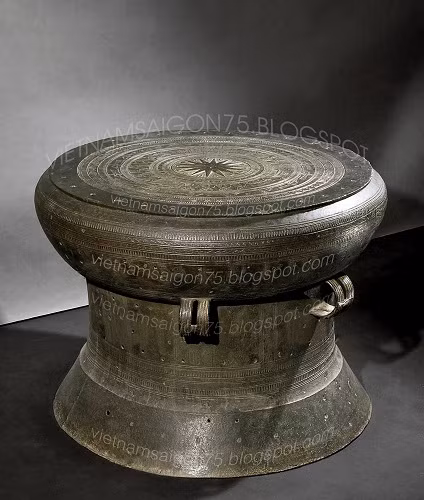 Năm 1889, trống được mang trưng bày tại cuộc đấu xảo quốc tế ở Paris và sau đó không được trở về Việt Nam nữa.