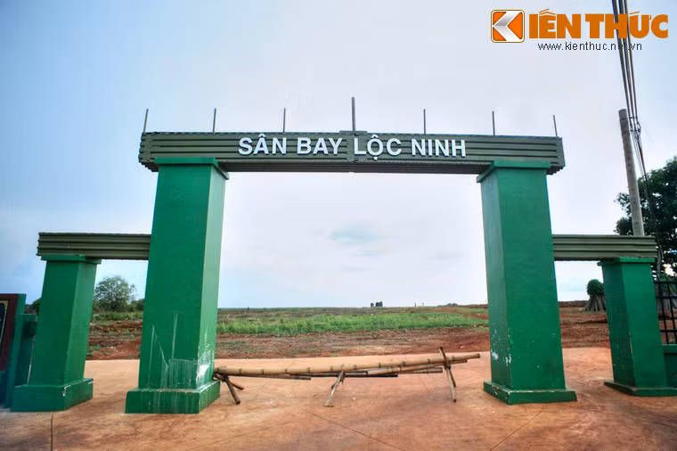 Nằm trên địa huyện Lộc Ninh, cách trung tâm thị trấn Lộc Ninh 1km về hướng Tây, sân bay quân sự Lộc Ninh là nơi đánh dấu nhiều sự kiện lịch sử quan trọng trong công cuộc giải phóng Miền Nam thống nhất đất nước.