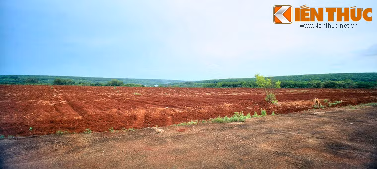 Từ sân bay nay, nhiều người con ưu tú, trung kiên của cách mạng đã trở về với tự do, tiêu biểu trong số đó là Anh hùng lực lượng vũ trang nhân dân Võ Thị Thắng.