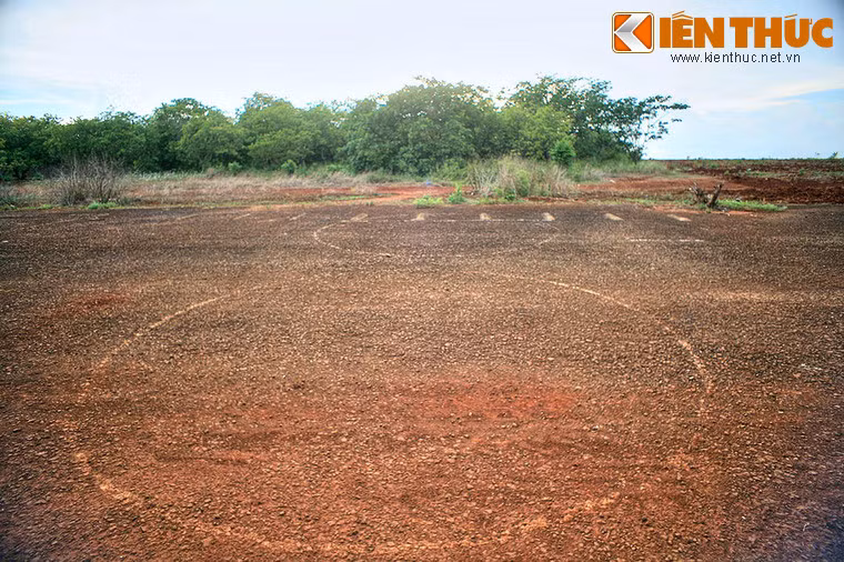 Sau năm 1975, sân bay không còn được sử dụng và dần bị hoang phế, nhưng những công trình tiêu biểu là đường băng cùng cổng xây kiểu tam quan vẫn còn lại cho đến nay.