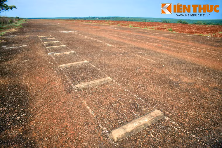 Năm 1972, tại sân bay Lộc Ninh đã diễn ra trận đánh quyết liệt giữa quân đội Giải phóng và binh lính Sài Gòn, kết thúc bằng việc giải phóng Lộc Ninh vào ngày 07/04/1972. Kể từ đó lực lượng cách mạng kiểm soát và sử dụng sân bay cho đến hết cuộc chiến.