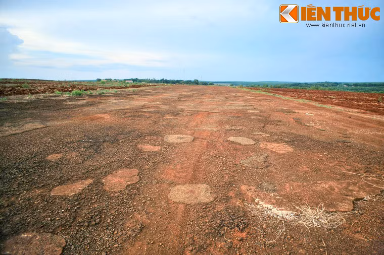 Từ sân bay này, vào sáng sớm 31/01/1973, Thượng tướng Trần Văn Trà đã dẫn đầu phái đoàn quân sự Chính phủ Cách mạng lâm thời Miền Nam Việt Nam bay về Sài Gòn dự phiên họp đầu tiên của Ban Liên hiệp quân sự bốn bên tại trại Davis.