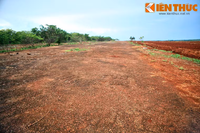 Sân bay nằm trên trên một khu đồi bằng phẳng với đường băng có diện tích trên 5000m2, được Mỹ - chính quyền Sài Gòn xây dựng t tháng 3/1965 để sử dụng cho việc tiếp tế lương thực, đạn dược và di chuyển phương tiện chiến tranh cho các mặt trận Lộc Ninh – Campuchia.