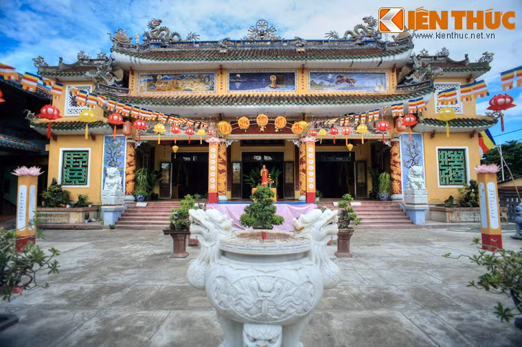 Chùa được xây dựng với kiến trúc 2 tầng lầu, trang trí tinh tế đến từng chi tiết.