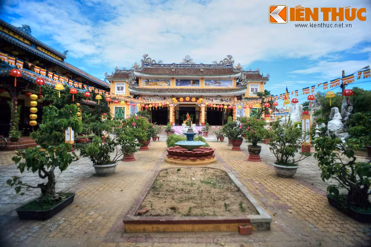 Chùa thuộc hệ phái Bắc tông, tọa lạc trong một khuôn viên rộng với cảnh trí hài hòa.