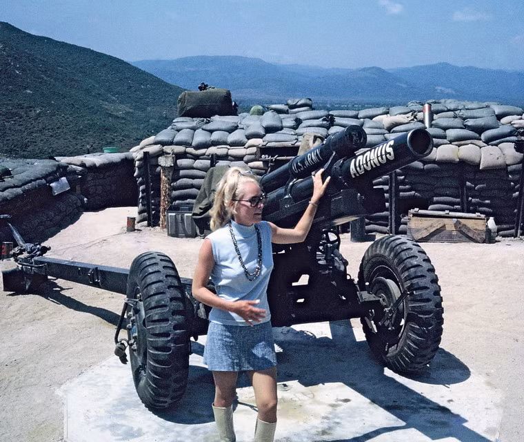 Nữ ca sĩ Mỹ nổi tiếng Chris Noel thăm căn cứ LZ Liz.