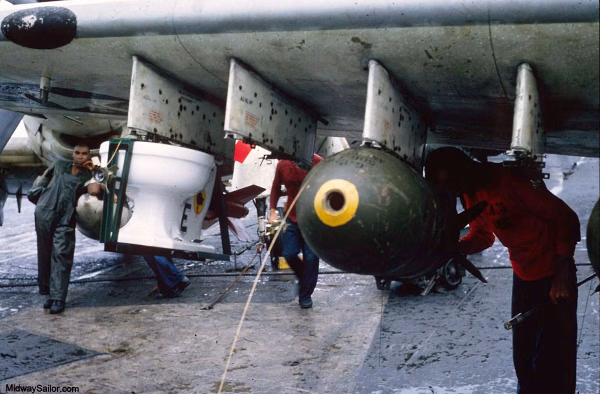 Phi vụ này được các phi công chiến đấu của Phi đoàn cường kích 25 trên tàu sân bay USS Midway thực hiện nhằm kỷ niệm để đánh dấu cột mốc 6 triệu cân Anh bom đã được thả kể từ khi tham chiến ở Việt Nam.