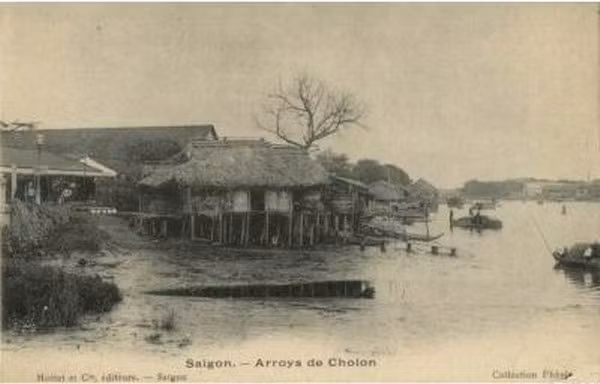 Khung cảnh trên một con kênh.