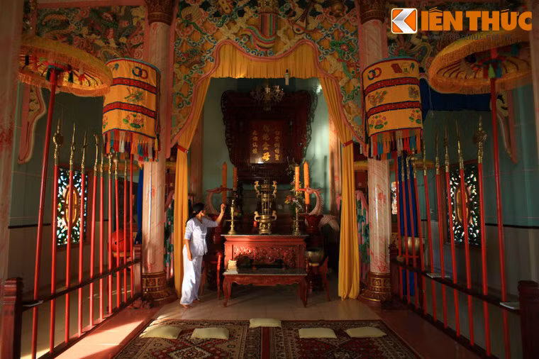 Trung tâm chính điện là bàn thờ Phật Mẫu.