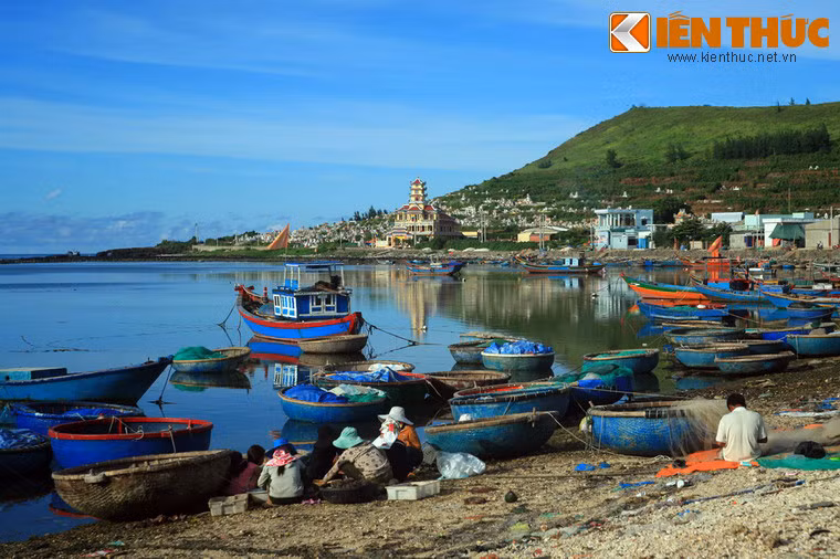 Nhìn từ xa, điện thờ Phật Mẫu họ đạo Lý Sơn là một công trình nổi bật với núi lửa Giếng Tiền làm hậu cảnh.