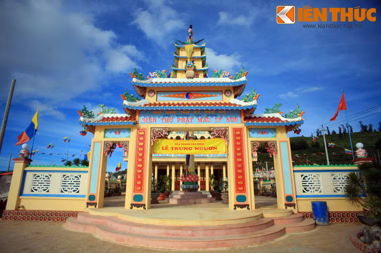 Tam quan của điện thờ được xây ba tầng mái, trang trí rực rỡ, các cửa vào rộng rãi.