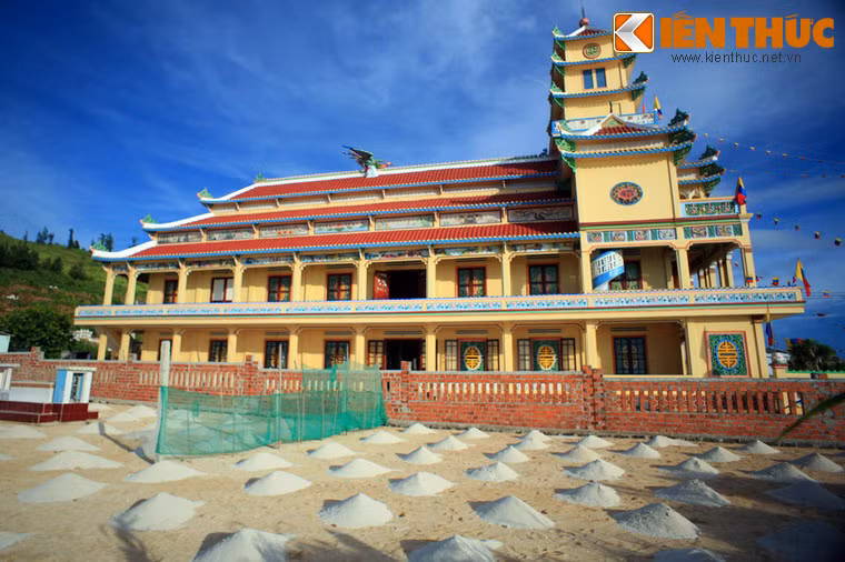 Điện thờ được xây dựng từ năm 2009 - 2013, theo kiến trúc kiểu Thánh Thất Cao Đài với sự kết hợp giữa các yếu tố truyền thống và hiện đại.