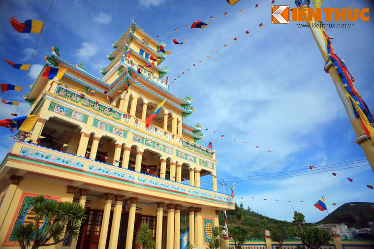 Tòa tháp chuông 4 tầng vươn lên nền trời xanh là điểm nhấn kiến trúc của điện thờ Phật Mẫu.