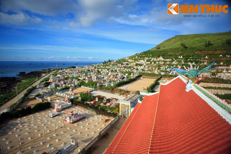 Hệ thống cầu thang của điện thờ dẫn lên tháp chuông, nơi có thể quan sát cảnh quan tuyệt đẹp của Lý Sơn.