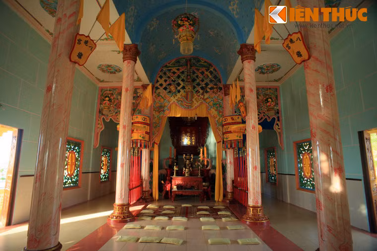 Chính điện được bài trí tôn nghiêm, là nơi các tín đồ đạo Cao Đài hành lễ.