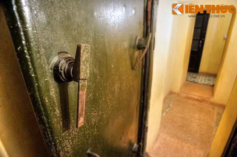 Hầm được xây dựng năm 1967 cùng với nhà D67 vào thời điểm Mỹ đã tiến hành leo thang bắn phá miền Bắc. Theo đề án của Bộ Tổng tham mưu, việc bảo đảm an toàn cho cơ quan đầu não tại thành cổ có ba mức: báo động, xuống hầm và di tản. Hệ thống hầm ngầm sẽ được sử dụng ở mức báo động 2.