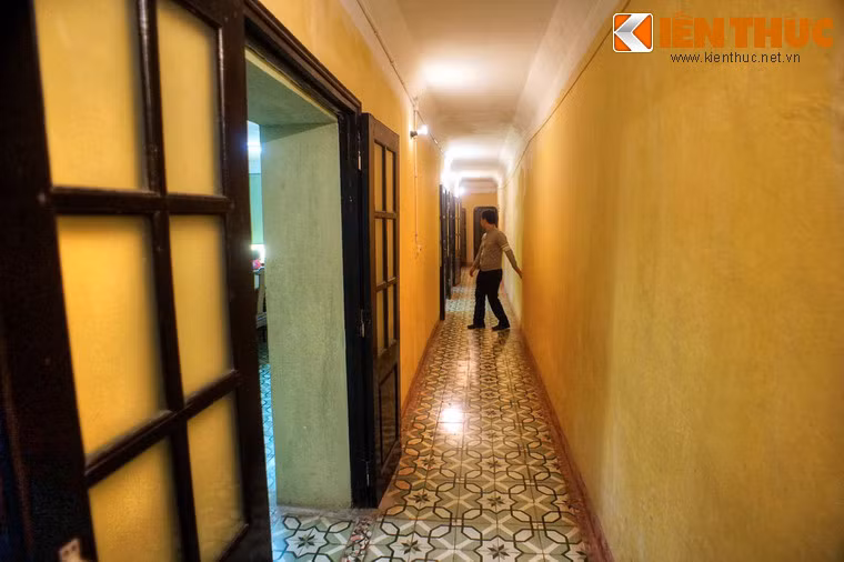 Hầm được chia làm bốn phòng với diện tích khoảng 50 m2, có hai dãy hành lang ở hai bên.