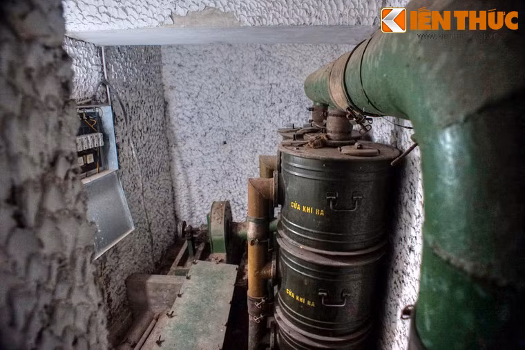 Có cả một phòng chứa hệ thống thông hơi, lọc khí đồ sộ chạy điện được chế tạo tại Liên Xô.