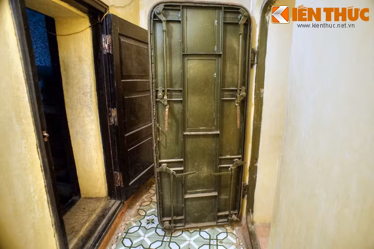 Các lối lên xuống và cửa ra vào của Hầm ngầm D67 có tới sáu cửa thép sơn xanh dày 12 cm, có nhiều tay nắm và hệ thống gioăng cao su có thể ngăn nước và khí độc.