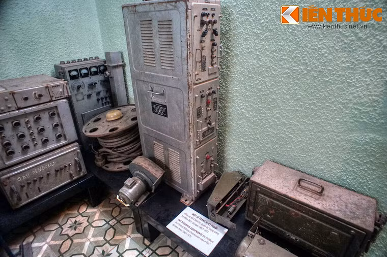 Các phòng bên dành cho ban thư ký và phòng để máy móc, điện đài.