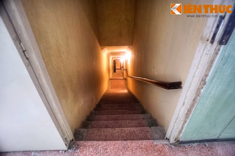 Nhiệm vụ thiết kế, xây dựng công trình được giao cho Bộ tư lệnh Công binh. Hầm nằm ở độ sâu 9m, được xây dựng kiên cố để chống bom. Hai đường dẫn xuống hầm đối diện với hai cửa phòng làm việc của tướng Võ Nguyên Giáp và tướng Văn Tiến Dũng trong nhà D67.