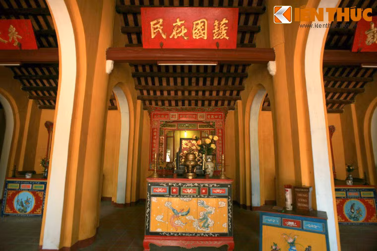 Chính điện có 5 gian, được xây bằng gạch kiên cố.