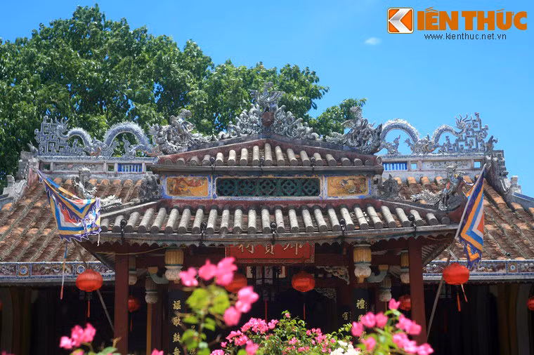 Nghệ thuật trang trí của đình Cẩm Phô được xem là tiêu biểu và mẫu mực của Hội An bởi sự tinh tế, tỉ mẩn trong từng chi tiết.