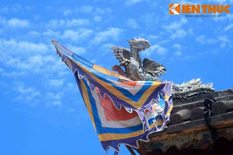 Hình chim phượng ở tiền đình.