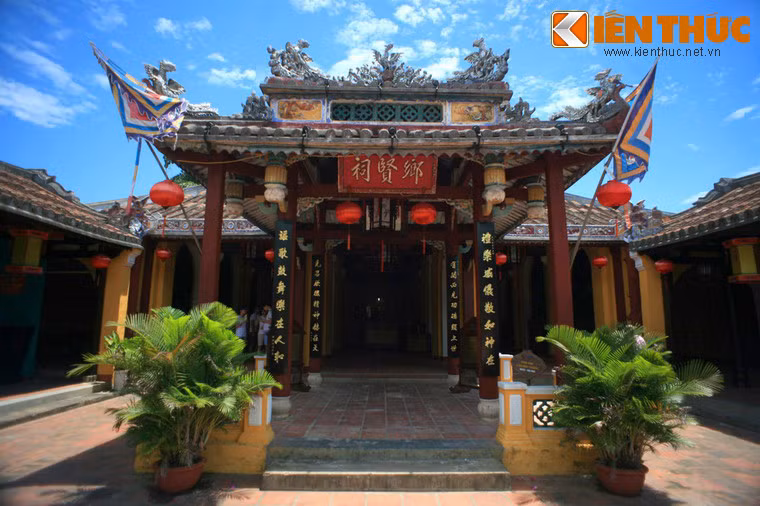 Ở phía trước chính điện có tiền đình, hai bên là hai gian nhà Đông - Tây.