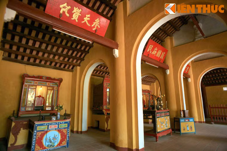 Ban đầu, đây là nơi thờ Thành Hoàng, Bà Đại Càn, các vị thần sông nước cùng một số vị thần bảo hộ của làng. Đến lần tu bổ vào năm 1897, đình thờ thêm các vị Tiền hiền, Hậu hiền của làng nên người dân còn gọi Đình Cẩm Phô là “Cẩm Phô Hương Hiền”.