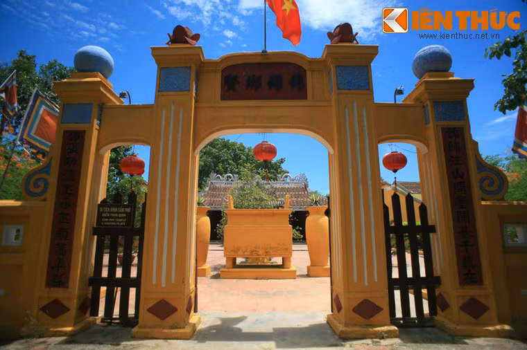 Nằm trên đường Nguyễn Thị Minh Khai, Đình Cẩm Phô là ngôi đình cổ nhất và nổi tiếng nhất của đô thị cổ Hội An.