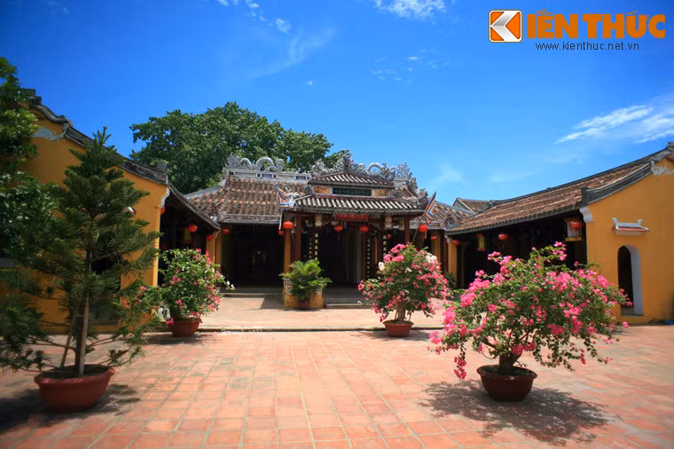 Đình được xây dựng vào khoảng cuối thế kỷ 15 và được tu bổ lại theo kiến trúc hiện nay vào năm 1817, thời vua Gia Long.