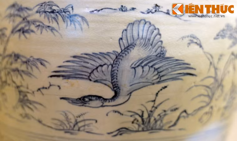 Bình có màu trắng vẽ hoa lam, miệng loe tròn, thân phình, thuôn dần xuống đáy. Hoa văn trên bình bố trí theo 7 băng: hoa dây, cánh sen kép trong có xoắn ốc, vân mây dải hình khánh, thiên nga, sóng nước, lá đề, phong cảnh, lá đề xen lẫn bốn chim Thiên Nga với các tư thế khác nhau.