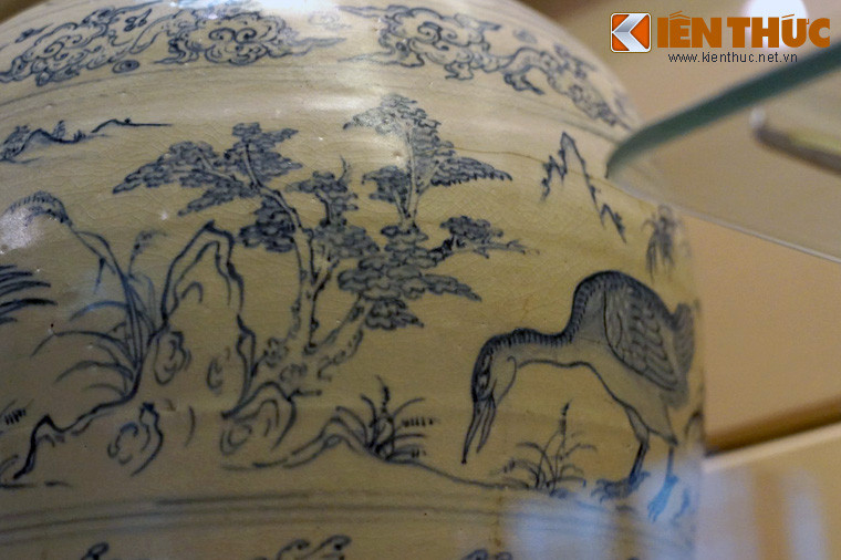 Những đề tài trang trí đã thoát ra khỏi khuôn mẫu của đề tài kinh điển, được thể hiện phóng khoáng, sáng tạo, đậm yếu tố dân gian, truyền thống vùng đồng bằng châu thổ Bắc Bộ. Có thể nói, chiếc bình là hiện vật phản ánh đỉnh cao của kỹ thuật và nghệ thuật chế tạo đồ gốm thời Lê Sơ.