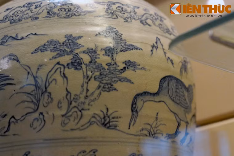 Những đề tài trang trí đã thoát ra khỏi khuôn mẫu của đề tài kinh điển, được thể hiện phóng khoáng, sáng tạo, đậm yếu tố dân gian, truyền thống vùng đồng bằng châu thổ Bắc Bộ. Có thể nói, chiếc bình là hiện vật phản ánh đỉnh cao của kỹ thuật và nghệ thuật chế tạo đồ gốm thời Lê Sơ.