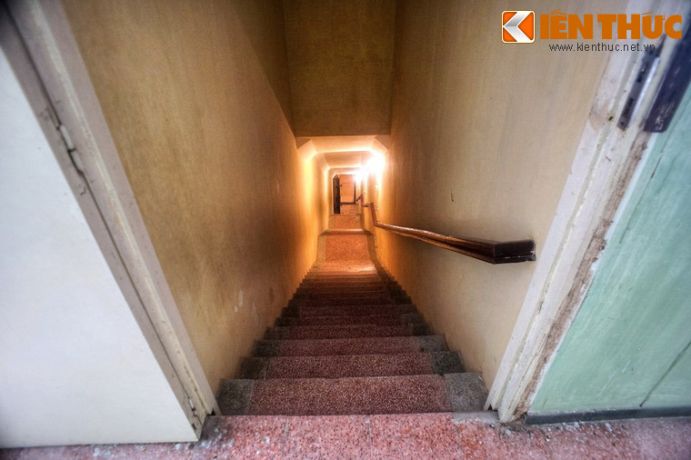 2. Gắn liền với Nhà D67 (nơi hoạt động của Bộ Chính trị, Quân ủy Trung ương từ năm 1954- 1975) trong quần thể di tích Hoàng thành Hà Nội, hầm D67 hay hầm Quân ủy Trung ương có thể coi là căn hầm tối mật nhất miền Bắc thời kháng chiến chống Mỹ.