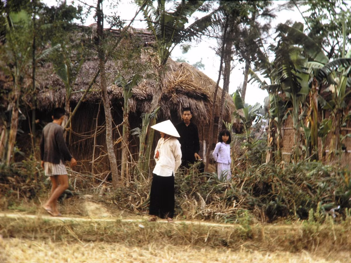 Bên ngoài một ngôi nhà lá.
