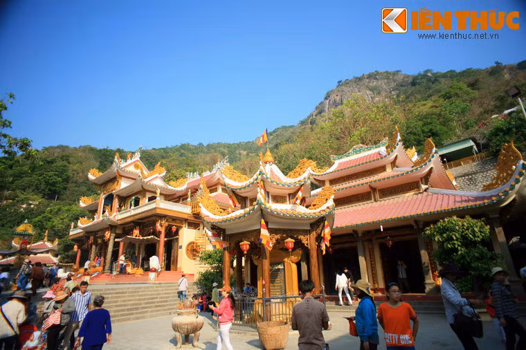 Hệ thống chùa ở núi Bà Đen có chùa chính chùa Bà Đen và Điện Bà, nơi thờ nàng Lý Thị Thiên Hương, tục gọi là Bà Đen. Bên cạnh đó là chùa Trung, chùa Bà, chùa Hang, chùa Vân Sơn...