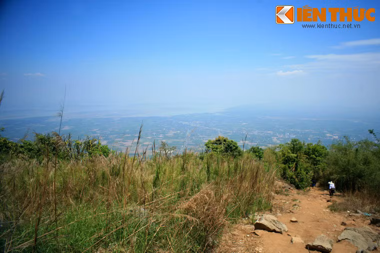 Đỉnh núi khá bằng phẳng.