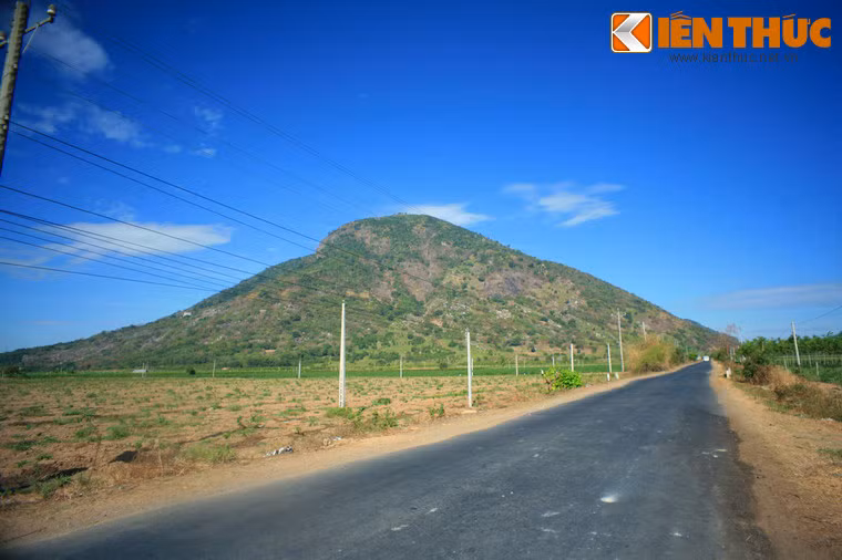 Đây là một quần thể gồm 3 ngọn núi nằm liền kề nhau là núi Heo, núi Phụng và núi Bà Đen trên diện tích 24 km². Trong đó, đỉnh Bà Đen cao 986 m được mệnh danh là "nóc nhà của Nam Bộ".