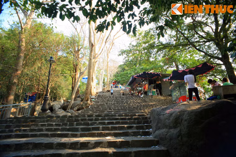 Từ chân núi có một hệ thống bậc cấp dành cho người đi bộ lên núi viếng chùa. Bên cạnh đó còn có đường cáp treo và máng trượt.