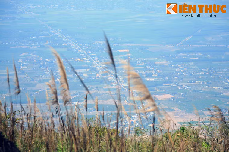Từ nơi đây có thể quan sát một vùng rộng lớn của Tây Ninh.