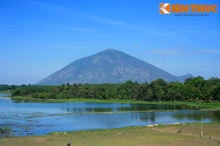Nằm cách trung tâm thành phố Tây Ninh, tỉnh Tây Ninh 11 km, núi Bà Đen là ngọn núi cao nhất Đông Nam bộ và là biểu tượng cho mảnh đất và con người Tây Ninh.